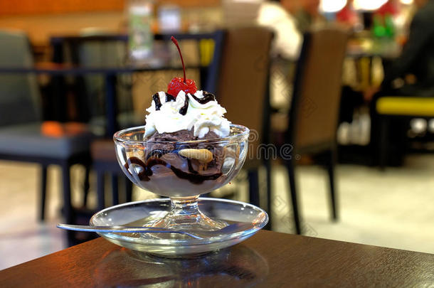 巧克力圣代冰淇淋和白色鞭打奶油