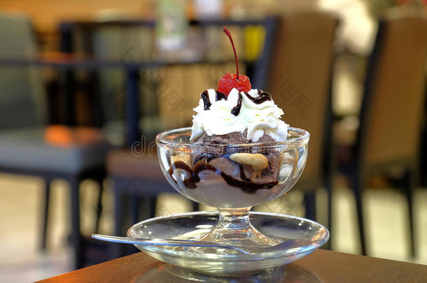 巧克力圣代冰淇淋和白色鞭打奶油