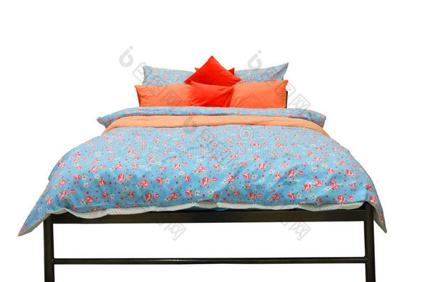 床上有五颜六色的羽绒被和垫子