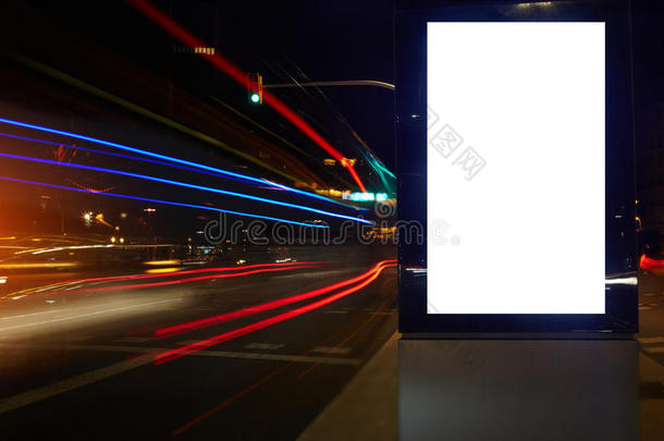 空白广告牌，复制空间为您的短信或促销内容，公共信息板在夜间城市与快门