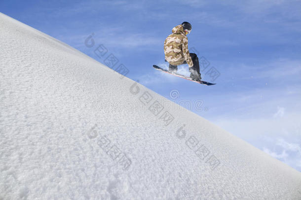 在山上飞滑雪板。 极限运动