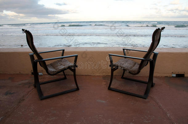 海滩度假胜地画廊的几把海滩椅子