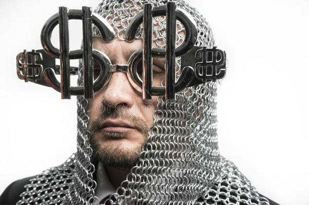 金融，商人与中世纪刽子手在金属和银眼镜。 保护储蓄和货币的概念