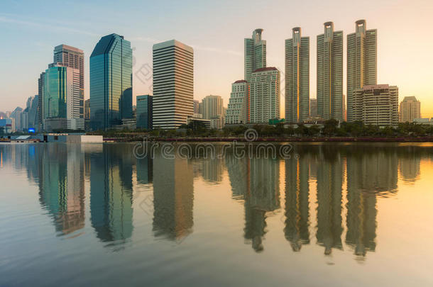 日出时带有倒影的城市景观