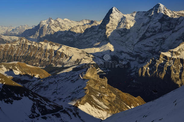 瑞士阿尔卑斯山的Eiger和Monch