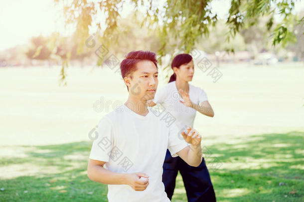 成人亚洲的有吸引力的照顾芝加哥