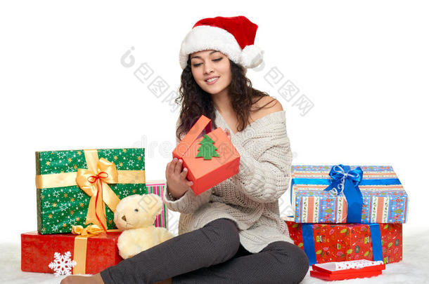 戴着圣诞老人帽子的漂亮女孩，有礼品盒，白色背景
