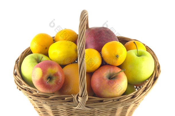 柳条篮子里的成熟水果和苹果