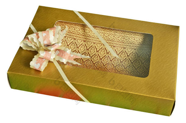 带花边蝴蝶结的金色礼物盒