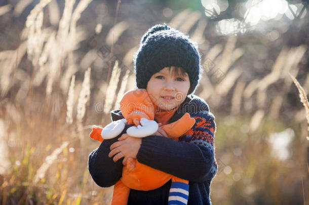 可爱的小白种人孩子，男孩，抱着毛茸茸的玩具，拥抱着它