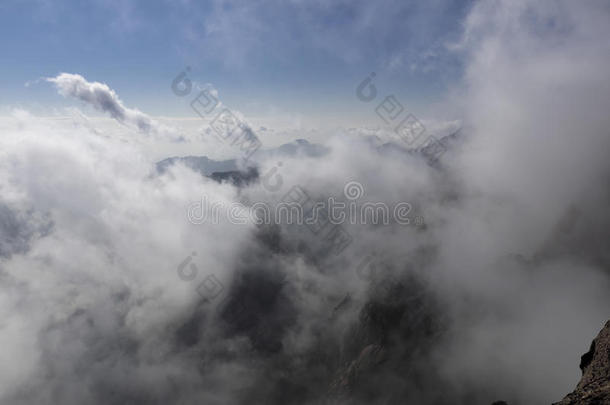 覆盖云海中的山顶，黄山仙境在中国