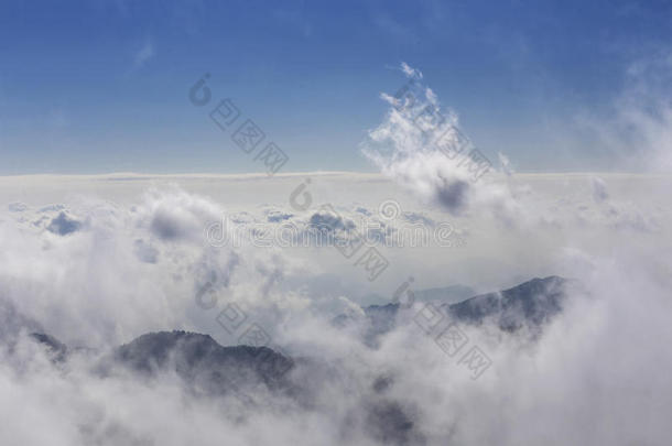 覆盖云海中的山顶，黄山仙境在中国