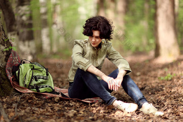 女孩游客在森林里休息