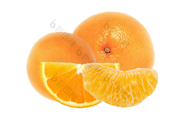 新鲜的橙色水果和切片分离在白色