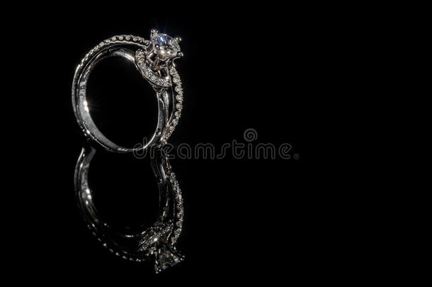 黑色背景上的钻石订婚戒指