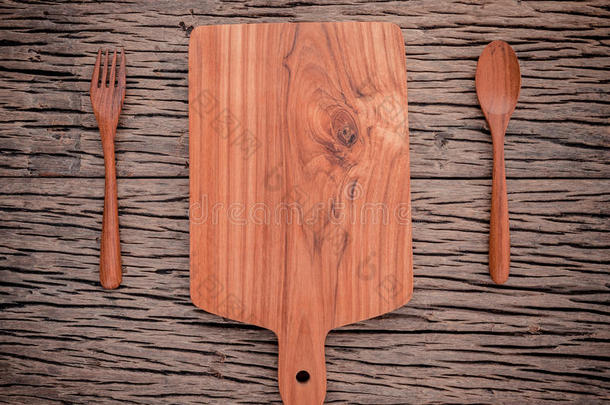 空的老式<strong>柚木</strong>木材切割板，叉子和勺子在乡村