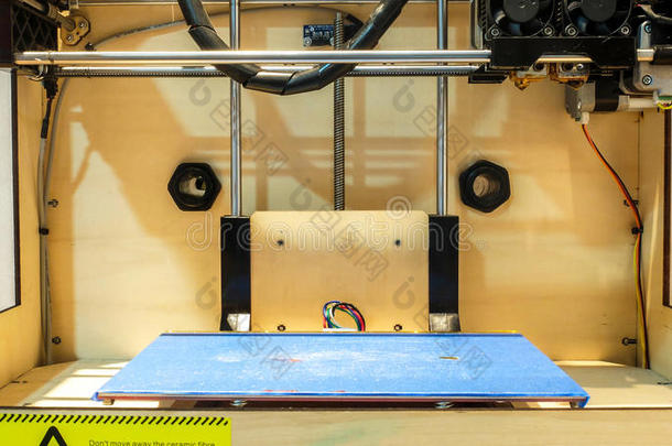 在经典的木制3D打印机中的灰色蓝板准备打印出您的创意