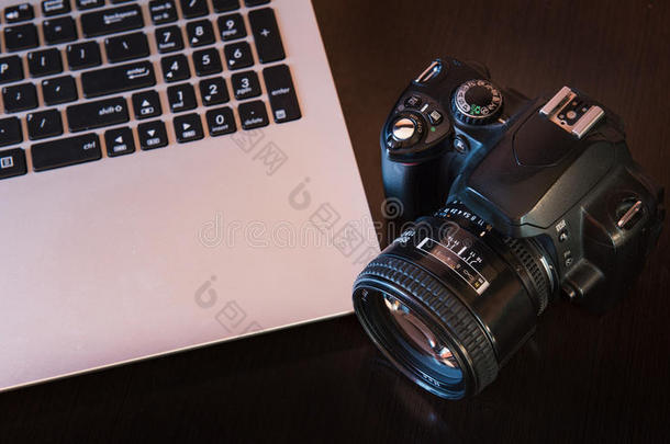 DSLR相机和笔记本电脑
