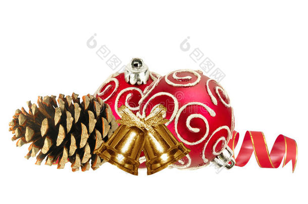 美丽的红色圣诞球，金色的铃铛和松果
