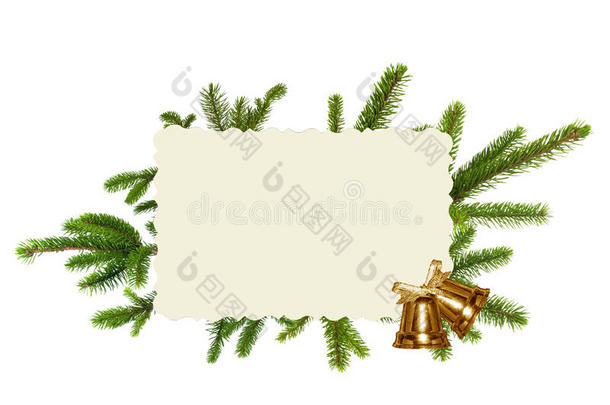 绿色圣诞树，<strong>金色铃铛</strong>和贺卡隔离