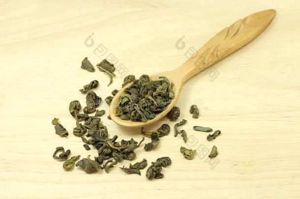 木制勺子里的绿茶叶子