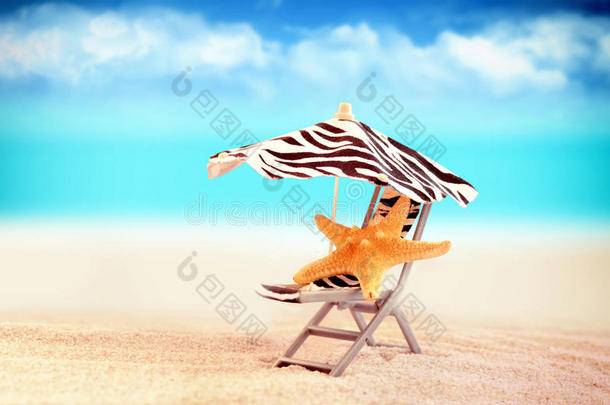海滩椅子上有海星，伞下有海星