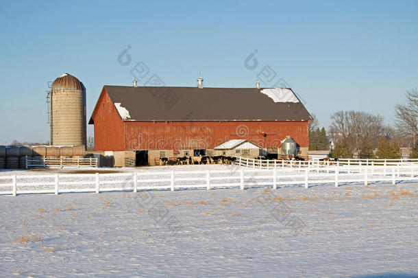 农村农场的冬季景观