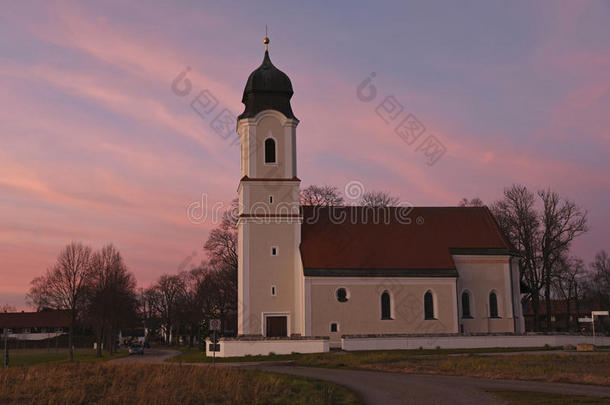 巴伐利亚朝圣教堂和粉红色的日落天空