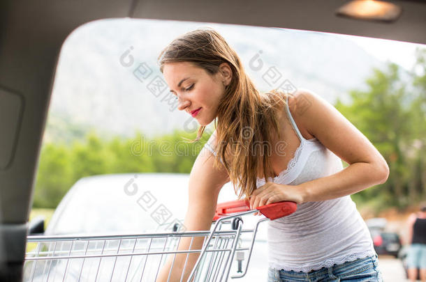年轻漂亮的女人在杂货店/超市购物