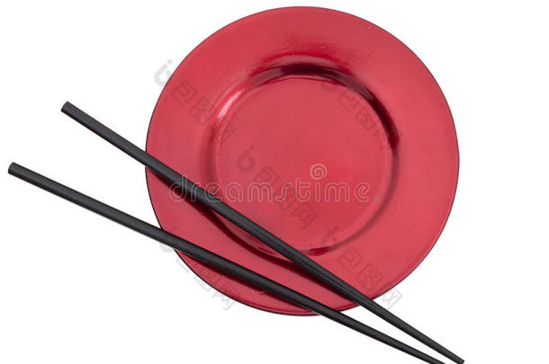 筷子放在红色盘子上，隔离在白色盘子上，有复印空间。