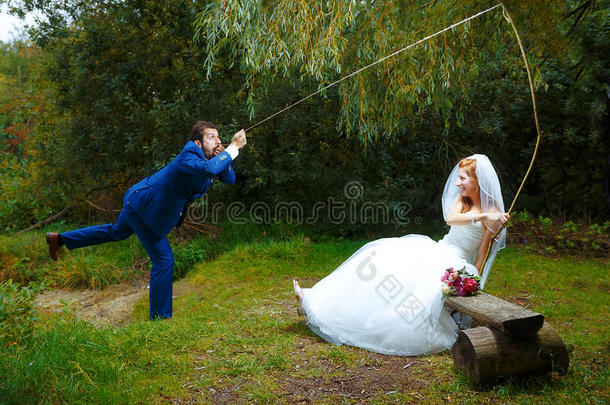 新娘用钓竿给她找了个新郎，