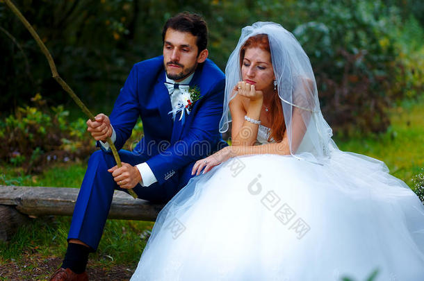 新娘和新郎一起钓鱼-浪漫的婚礼概念。
