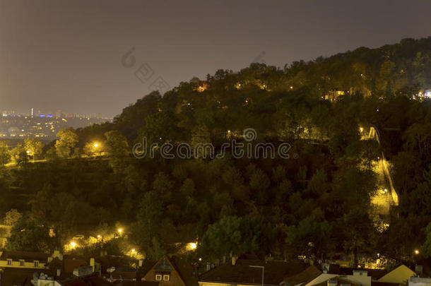 美丽的景色在布拉格的夜晚城市景观从莱特纳与许多桥梁跨越河流