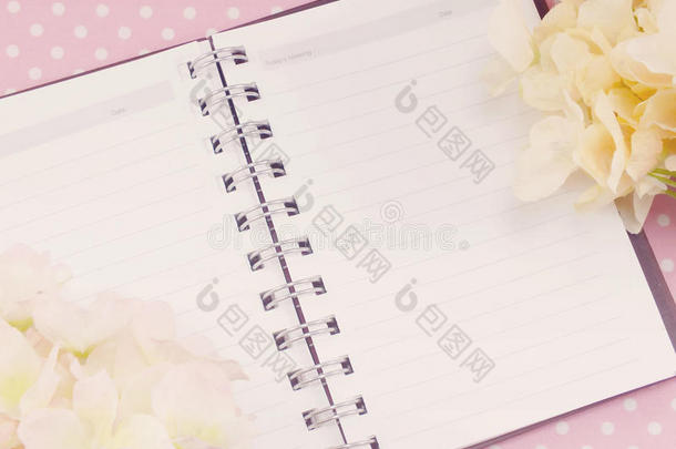 空白的笔记本和红色和美丽的绣球花笔记本和红色和美丽的绣球花