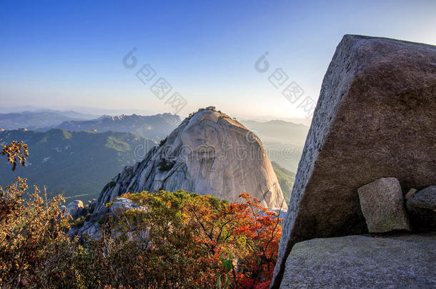 秋天的贝根达峰和布坎桑山。