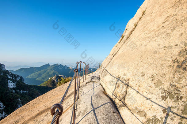 秋天的贝根达峰和布坎桑山。