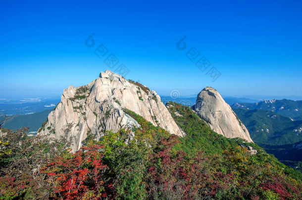 秋天的贝根达峰和布坎桑山。