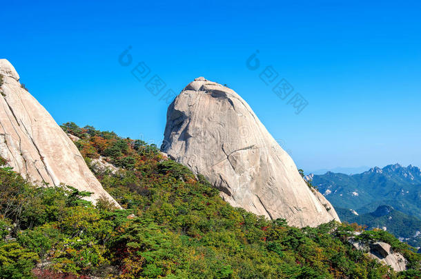 秋天的贝根达峰和布坎桑山。