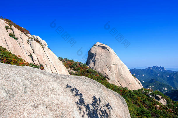 秋天的贝根达峰和布坎桑山。