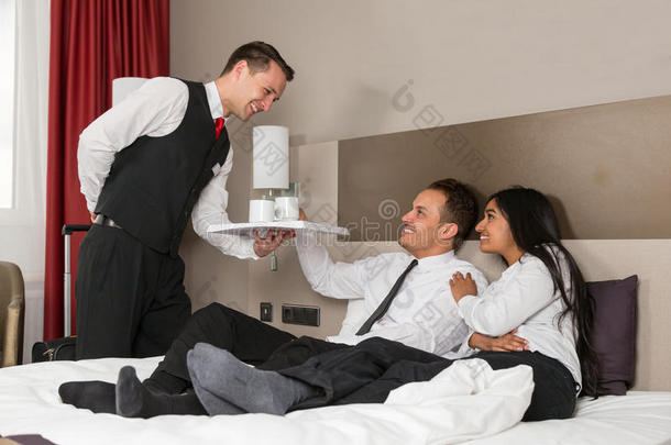 礼宾部在酒店房间为客人提供咖啡