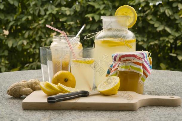 详细的图片，所有的成分，需要烹饪自制柠檬水包括水，柠檬，生姜和一杯蜂蜜。