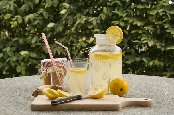 详细的图片，所有的成分，需要烹饪自制柠檬水包括水，柠檬，生姜和一杯蜂蜜。