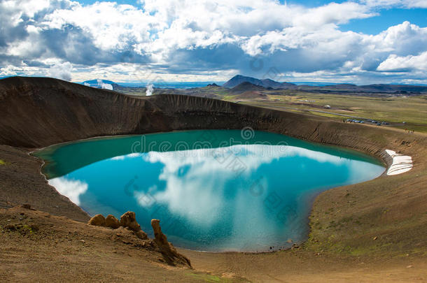 和地区蓝色火山口云