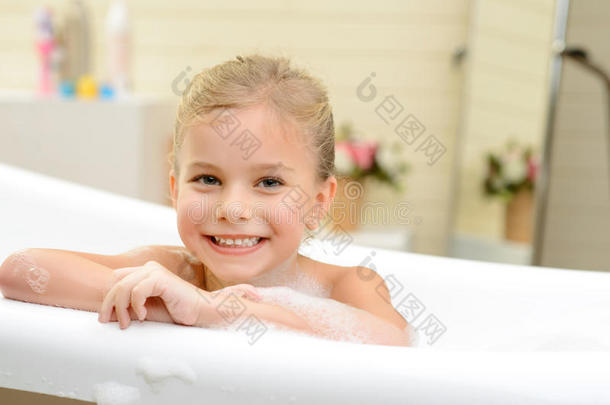 洗澡浴室令人愉快的小孩童年