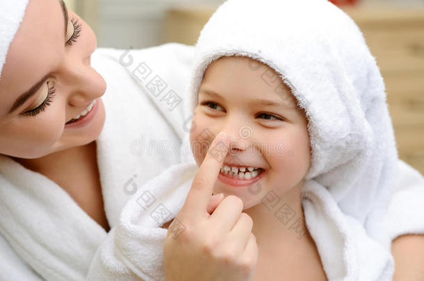 洗澡浴室照顾令人愉快的小孩