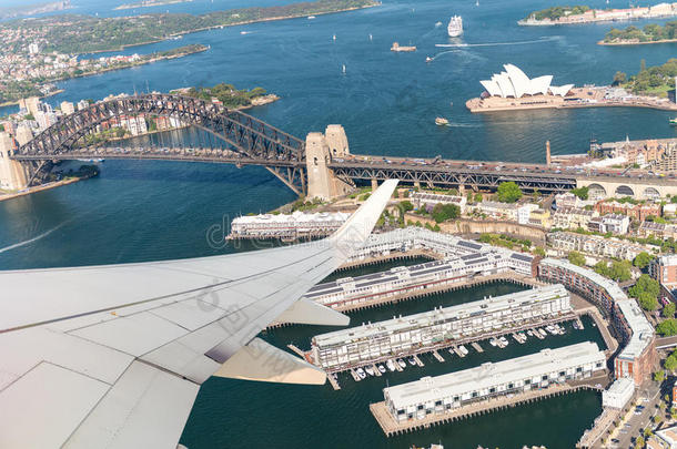 飞机飞越悉尼。 旅游概念