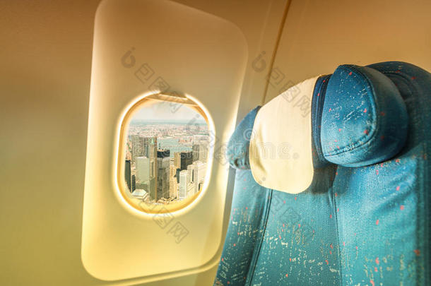 可以看到纽约市的飞机窗口。假期和旅行c