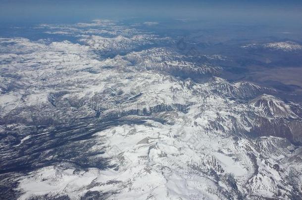 从雪山上俯视的里亚尔风景