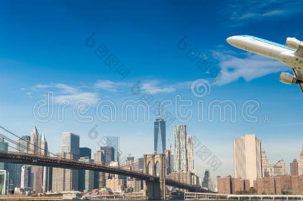 飞机起飞后与纽约天际线。旅游理念