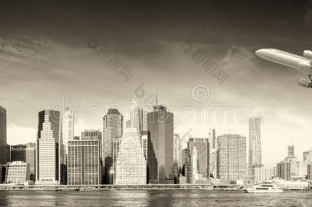 纽约市上空的黑白飞机视图。 旅游骗局